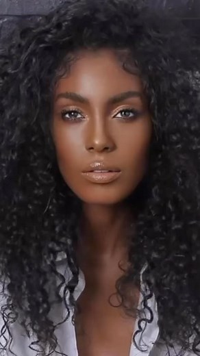 CAETANA - IN TOWN | BAXT MODELS