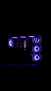 De Prism is een gaming PC die gezien mag worden. Met zijn glazen ‘fish tank’ design, krachtige hardware en geoptimaliseerde prestaties voor competitieve online games is dit de perfecte keuze voor gamers die niet alleen topprestaties willen, maar ook een systeem dat er next-level uitziet. Dankzij AMD Ryzen CPU’s met 3D V-Cache technologie is de Prism uitermate geschikt voor competitieve online games. Houd je hoofd koel dankzij het uitgebreide koelsysteem met maar liefst zeven ventilators met ARGB