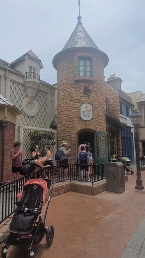 Best Ice Cream Treat at Disney World #epcot #epcotfood #disneysnacks #disneytrip #disneyfood #disneyparks #disneyworld | Ani Ruiz