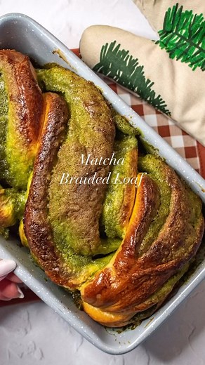 Matcha Braided Loaf Recipe 🍵🍞 Such a delicious loaf! Earthy matcha meets sweet loaf - trust us, this is a heavenly combination 💚 Plus, let’s just admire that vibrant green and beautiful swirl for a moment! This loaf tastes amazing and looks amazing! Even if you aren’t a matcha fan, you will still love this loaf. Give it a try 🙌🏻✨ For the full recipe, visit this link https://breadsmart.com/blogs/news/matcha-braided-loaf-recipe 👌 #matcha #matchalover #matchabread #braidedloaf #bread #breadre