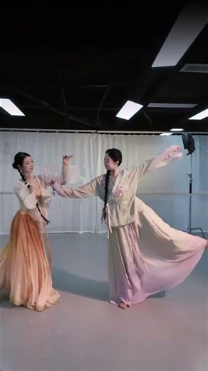 Watch the spring light creaking and swaying#Ancient style#Classical dance#Duet#Dancing in