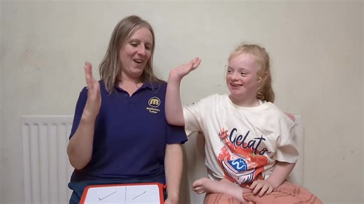 Makaton Signs - Yes & No Handy signs! And you can use them whilst saying different words too - for example the 'No' sign could also be used for - never / don't / nothing / didn't / can't, etc. Handy! #Makaton #WeTalkMakaton #MakatonTutor | Nikki Makaton Tutor