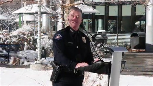 La “Long Blue Line” Cumple 23 Años de Esperanza, Solidaridad y Servicio La edición de este año de Long Blue Line fue más que una caravana; fue el cumplimiento de una promesa que ya suma 23 años. Esta tradición comenzó gracias al oficial Jim Seneca, quien fundó el evento mientras luchaba contra la leucemia durante su formación como policía. Su experiencia personal le enseñó el verdadero valor de la esperanza en los momentos más difíciles. Antes del amanecer, oficiales y equipos de primera respues