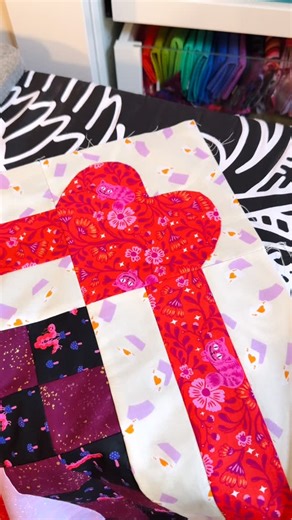 Vivian D on Instagram: "The #helloalicequilt requires you to make one fully appliqué heart and 4 partials for the corner blocks and I had never done this. But I remembered @halfsquarehannah had shared her technique and so I used that technique plus a couple of tweaks: I drew a line and and I just followed the finger pressed fold because I could not see the holes from the thread. I’m super proud of this new skill! Hello Alice free pattern from @rubystarsociety with the kit made by #rubystarsociet