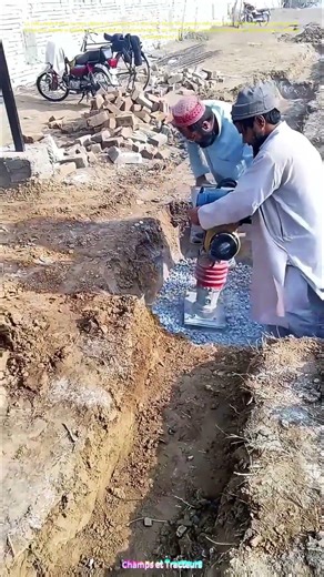 Le compactage puissant : Comment les ouvriers créent une base solide