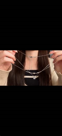 商品番号:339 上品さと可愛らしさを両立した、重ね付けデザインのネックレスセット。 繊細なチェーンにきらめく星モチーフがアクセントとなり、首元に華やかな存在感をプラス✨ もう一方は、柔らかな輝きを放つパールをあしらったネックレスで、女性らしい優しさと上品さを演出✨ それぞれ単体でも使いやすく、重ね付けすることで一気にトレンド感のあるおしゃれな印象に仕上がります。 カジュアルコーデからきれいめスタイルまで幅広くマッチし、デイリーにも特別な日にも活躍✨ シンプルながらも計算されたレイヤードデザインで、首元をより美しく魅せてくれるアイテムです。 #レトロ #古着 #古着コーデ #ネックレス #星