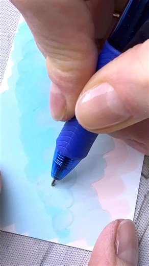 A tricky flourish for Day 23/30 of #singleline challenge, don’t rush either it 💙 It’s a variation of a regular hand warming exercise when writing with ink and dip pen. Comment “ebook” to get the link to my ebook with 156 patterns on Etsy. 20% OFF with code CYBER25 until Tuesday. Draw with me and use the hashtag #alenalightdrawschallenge to join the challenge. Tips: ✨breathe deeply, ✨draw very slowly, ✨rest your elbows on the table and both feet on the floor, ✨don’t squeeze the pen too hard, ✨re