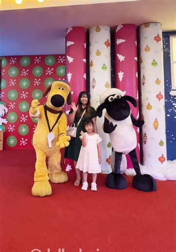 Inflantable Shaun setinggi 8 Meter pertama di Indonesia, ada disini!! di AEON MALL BSD City lagi ada event Woolly Wonderland - Shaun The Sheep A Frosty Backyard, disini kalian bisa, mencoba aneka permainan seru, naik kereta, mewarnai Shaun the Sheep, ikutan dance show bareng Shaun & Bitzee dan gong nya kalian bisa meet & greet with Shaun the Sheep 😍✨ Caranya cukup jadi member aplikasi AEON Mall Indonesia, belanja min. 200 Ribu di all tenant mall atau di Exhibition Shaun the Sheep, kalian bisa l