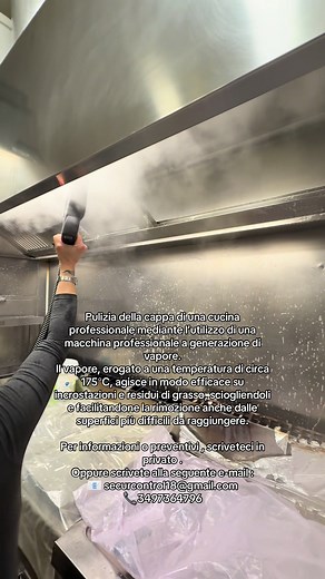Pulizia professionale della cappa cucina con vapore