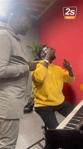 Ambiance incontrôlable dans la caravane Global Tours ! La caravane Global Tour a quitté Dakar et est toujours en route ! Des centaines de supporters, une seule destination : LE MAROC 🇲🇦 Le convoi avance avec quelques escales, mais l’ambiance ne retombe jamais 😄 Grâce au talent et à l’énergie du comédien Niamakhit, la route est une vraie fête ! L’aventure est lancée, la passion est au rendez-vous ! #GlobalTour #CAN2025 #2sDigital | 2sTv l'Officiel