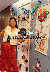 Decorando la puerta del cuarto en el crucero Disney