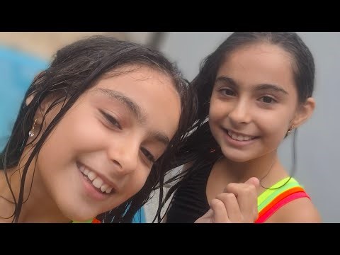 Tomando banho de ducha após um dia na piscina.