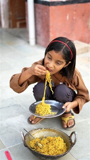 Mama ne mansi ko Maggi 🍝 khana sikaya #shorts #maggi #maa