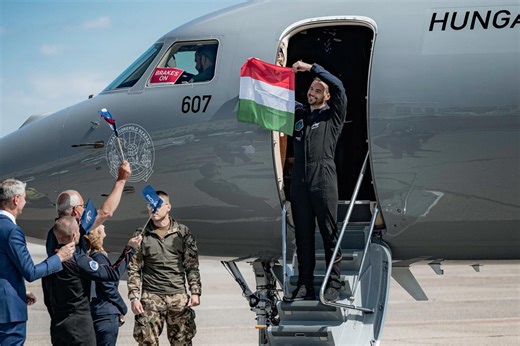 Budapest Airport welcomes 2 Hungarian astronauts