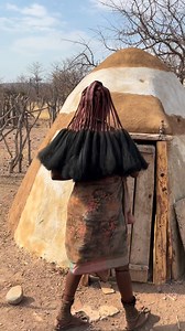 Her braided hair, shaped with red clay, tells stories. Every detail has meaning. Every gaze carries dignity. ✨ A true guardian of ancient traditions in a world that changes by the second. #Himba #AfricanCulture #Namibia #AncestralBeauty #Tradition #Africa #WomensStrength | Alberto Travels