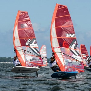 📺 Almost 60 people competed in the recent Rehasport Formula Windsurfing Foil World Championships 🤙 in Puck 🇵🇱 | World Sailing