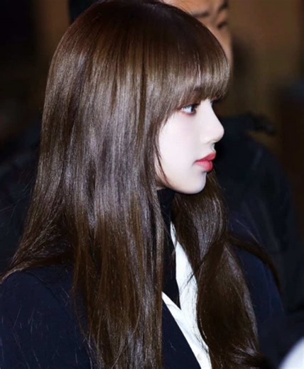 Stunning Lisa Manoban Beauty Edit