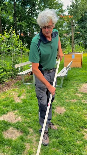 Neu im Sortiment! 🌿 Ralf Dammasch stellt euch den Rasenrakel vor – das Must-have für einen ebenmäßigen und gepflegten Rasen! 💪✨ In diesem Reel zeigt er, wie einfach die Anwendung ist und warum dieses Tool in keinem Garten fehlen sollte. ✅ Perfekt zum Verteilen von Sand, Erde & Saatgut ✅ Stabile Qualität – getestet vom Profi ✅ Ab sofort erhältlich in unserem Shop! 👉 Jetzt reinschauen & Rasenpflege auf das nächste Level bringen! #Rasenrakel #RalfDammasch #Gartenliebe #NeuImShop #Gartentipp #Ras