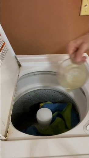 How to Wash Clothes with Vinegar #vinegar #cleaninghacks #cleaningtips #howto