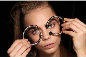 Cara Delevingne, sexy pour Karl Lagerfeld