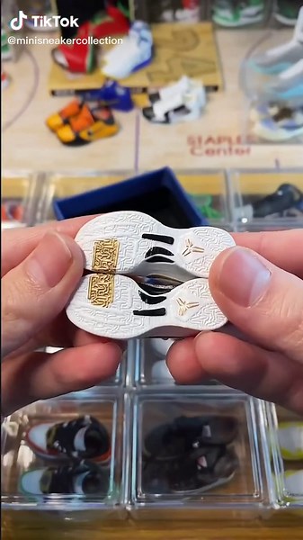 #fyp #foryou #minisneakers #fingersneakers #tiktokmademebuyit #airjordan #AJ #yeezy #sneaker #keychain #minisneakerkeychain