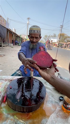 Watch the old grandfather's bit copy cutting.