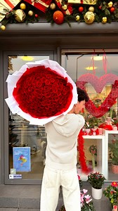 100 roses rouges pour des 💍, merci pour tout je suis si privilégié de réaliser vos bouquets 🥹🌹❤️ #fleuriste #fleurs #bouquetdefleurs #saintvalentin | La Grange Ô Fleurs - Avrillé