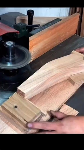 Making a beautiful dining table #diy #DIYProjects #DIYIdeas #DIYHomeDecor #woodworking-000 | Sophie B. Ellis