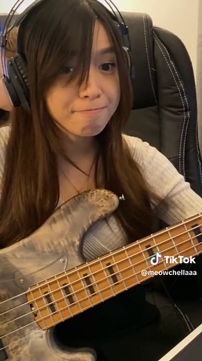Uptown funk bass cover - Mark Ronson ft Bruno Mars [Full cover on youtube @meowchellaaa 🎧 recommended] #fypシ #basscover🎸 #uptownfunk #cortbass #foryou