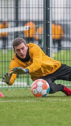 Tecnica se caída y blocaje raso arquero de fútbol..