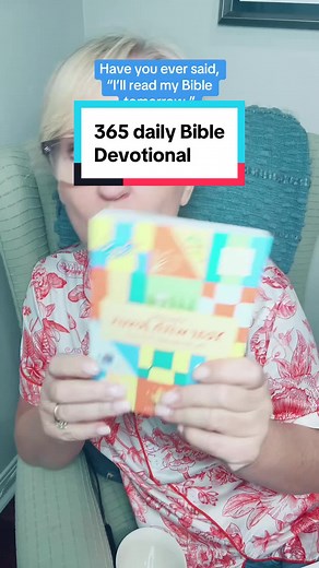 This Bible devotional is perfect for the person who just never seems to have enough time to read the Bible. #alabasterco #biblestudytime #dailydevotional #christianmom #bfcm @Alabaster Co