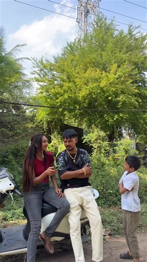 🔥_Rj_Rahul_🔥 on Instagram: "Mammi mst Dekhay 😂😂 #comedy #funny #viralvideos #funnyvideos #rjrahul #chotasmit"