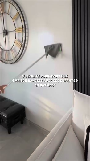 Le journal de maman Mymy on Instagram: "On me demande souvent comment je garde une maison rangée avec des enfants. La clé, ce sont surtout de petites habitudes simples, répétées chaque jour. Voici mes 5 astuces : 1. Je range au fur et à mesure, sans attendre que tout s’accumule. 2. Chaque objet a sa place, ça évite les longues sessions de rangement. 3. J’implique les enfants, même tout petits, en transformant ça en jeu. 4. Je fais un reset rapide de 10 à 15 minutes chaque soir. 5. J’applique la 