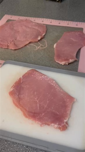 Use the toothed side of this tool to tenderize tough cuts of meat for dishes like stews. Mallet tenderizers breaks down fibers of the meat and makes it more tender. This style of tenderizer works well with flank or round eye steaks. The flat side of the disk on the tenderizer flattens meat so that it will cook more quickly and evenly—think chicken breasts or pork chops. You can also use the flat side to crush cookies, crackers, cereal, nuts, and other foods to use in crusts and other recipes. | 