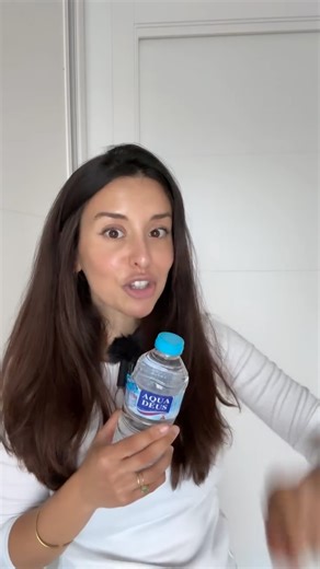 Raquel Rostro Gálvez on Instagram: "Igual no te falta fuerza de voluntad, te falta agua 🫰🏽Tu cerebro es 75% agua. Así que no, no es magia. Es fisiología 🧠💥Si quieres pensar mejor, empieza por hidratarte mejor 💧Tu cerebro te lo va a agradecer. Y tus apuntes también 😉 ¿Eres team me olvido de beber agua o team botella siempre encima? 👇 @aquadeus_"