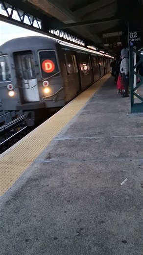 R68 D Train At 62 St #nycsubway
