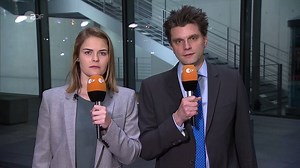 Lutz van der Horst und Hazel Brugger waren für uns bei den Wahlpartys von CDU und AfD. Die ganze heute-show vom Freitag: http://ly.zdf.de/nEQ/ | ZDF heute-show