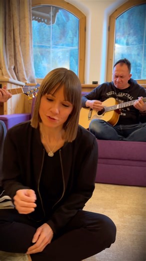 Happy Birthday SCHWARZ WEISS 🎉 Was verbindet ihr mit den Songs darauf? Freu mich schon alle eure Geschichten zu lesen! 🥰 | Christina Stürmer