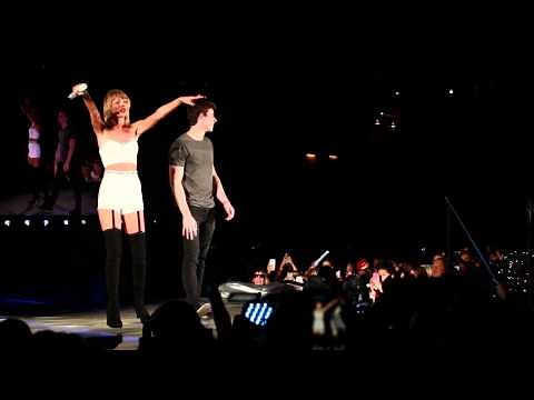 Taylor Swift sings “Happy Birthday” to Shawn Mendes