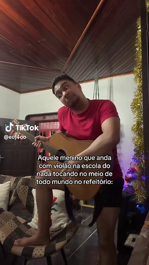 Menino Tocando Violão na Escola e Encantando a Todos