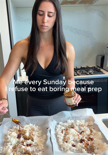 Try this high protein recipe if you want a meal prep that actually tastes good 🥰 CRISPY RICE CHICKEN SALAD 🍚 For 4 serves: 150g raw weight rice, cooked and then cooled 600g chicken breast shredded 1 cucumber 1 cup edamame Spring onion Dressing: 1/4 cup lite Greek yoghurt 1/4 cup lite mayo 100ml lite sweet chilli sauce 1 tsp paprika 1. Coat rice in 3 tsp soy sauce and 1 tsp chilli crisp and cook in oven for 30-40 mins at 180 (keep an eye on it) 2. Mix all salad ingredients together in bowl 3. M