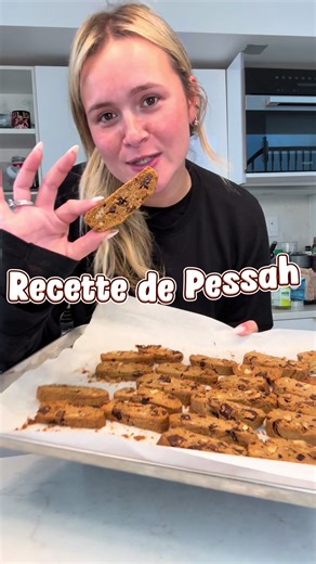 Croquants pessah ULTRA RAPIDE @fettacuisine_nyc Fouette à la main 3 œufs 150g de sucre Ajoute 100g d’huile Ajoute 2 cac de citron ou d’orange 85g de fécule de pomme de terre (cornstarch) 150g de farine de matsa (cake meal) OPTION 1 cs de miel ou un peu de vanille 1 pincée de sel Mélange tout et ajoute ce que tu aimes Tu peux faire plusieurs boudins Moi j’en ai fait 2 gros (choco lait-noir amande pecan) Enfourne 30-35 min à 170 degres Une fois cuit, laisse refroidir 10 min et coupe des tranches q