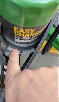 John Deere Easy Change™ 30-Second Oil Change System