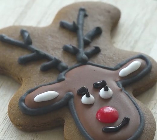 🍪 COOKIE HACK 🍪 Turn gingerbread men upsidedown to make the perfect reindeer cookies 😱🦌🎄 Catch more gingerbread fun on the new season of #HolidayBakingChampionship #GingerbreadShowdown, premiering Monday at 10|9c! Get the recipe: https://foodtv.com/3DIhRpj | Food Network