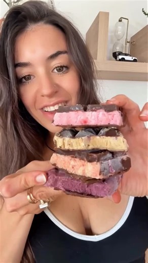 Andrea Amatte on Instagram: "Chocolates virales pero en versión saludable 🍫✨ sin azúcar, súper cremosos y rellenos con una mezcla de queso crema y yogur natural que queda increíble son ideales para tener en el freezer y resolver ese antojo dulce sin culpa, además se hacen muy fácil y con pocos ingredientes si querés recibir la receta completa paso a paso en tu privado 💌 ❤️ SEGUIME ❤️ DEJÁ LIKE EN EL VIDEO ❤️ GUARDÁ ESTA RECETA ❤️ COMENTÁ UNA FRASE (NO UNA SOLA PALABRA) QUE INCLUYA LA PALABRA R