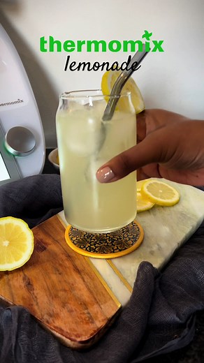 Super easy & delicious lemonade made in under 5 minutes in my Thermomix 🍋 Rating: 10/10 Ingredients (makes about 4 glasses): * ½ cup white sugar * 3 lemons, unpeeled, cut in halves * 1 litre water, chilled * 10 ice cubes Bookmark or save it on your Cookidoo account: https://cookidoo.international/recipes/recipe/en/r435526 #eatmeerecipes #lemonade #thermomix #tm6 #thermomixlemonade #drinks #tiktokcookbook #lemons