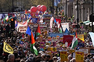 London march: Police arrest 25 after half a million protest far right