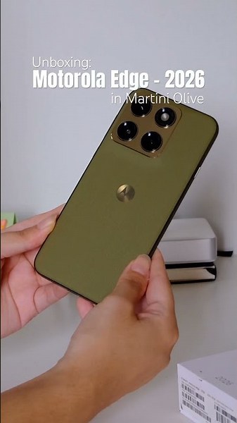 Motorola Edge 2026 in Martini Olive unboxing