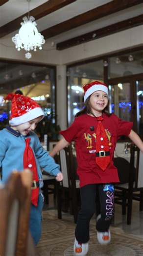 ✨ 𝐑𝐄𝐕𝐄𝐋𝐈𝐎𝐍 𝟐𝟎𝟐𝟔 la Restaurant Lacul Fermecat 🎉 Petrece noaptea dintre ani în familie, alături de cei dragi, la Restaurant Lacul Fermecat, într-o atmosferă de poveste, cu preparate rafinate, muzică LIVE și un foc de artificii spectaculos! 🕗 Începem la ora 20:00! 🍽️ 𝐌𝐄𝐍𝐈𝐔 𝐑𝐄𝐕𝐄𝐋𝐈𝐎𝐍 🥨 1. Snacks-uri de bun venit 🥂 2. Aperitiv – „Așteptând Noul An” 🐟 3. Fel principal I: Spirală de lup de mare și creveți cu brunoise de ardei, pe pat catifelat de cartofi cu lămâie 🥩 4. Fe