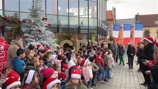 En ce 24 décembre, on démarre la journée avec la formidable reprise de la chanson « petit papa Noël » des enfants des centres aérés 🎶 #coudekerquebranche #cdk | Coudekerque-Branche